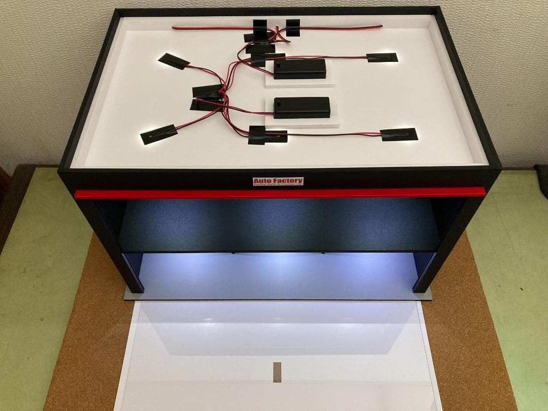 ミニカー専用ジオラマ：1/18 ショールーム＆ガレージⅢ／最大展示台数6台！