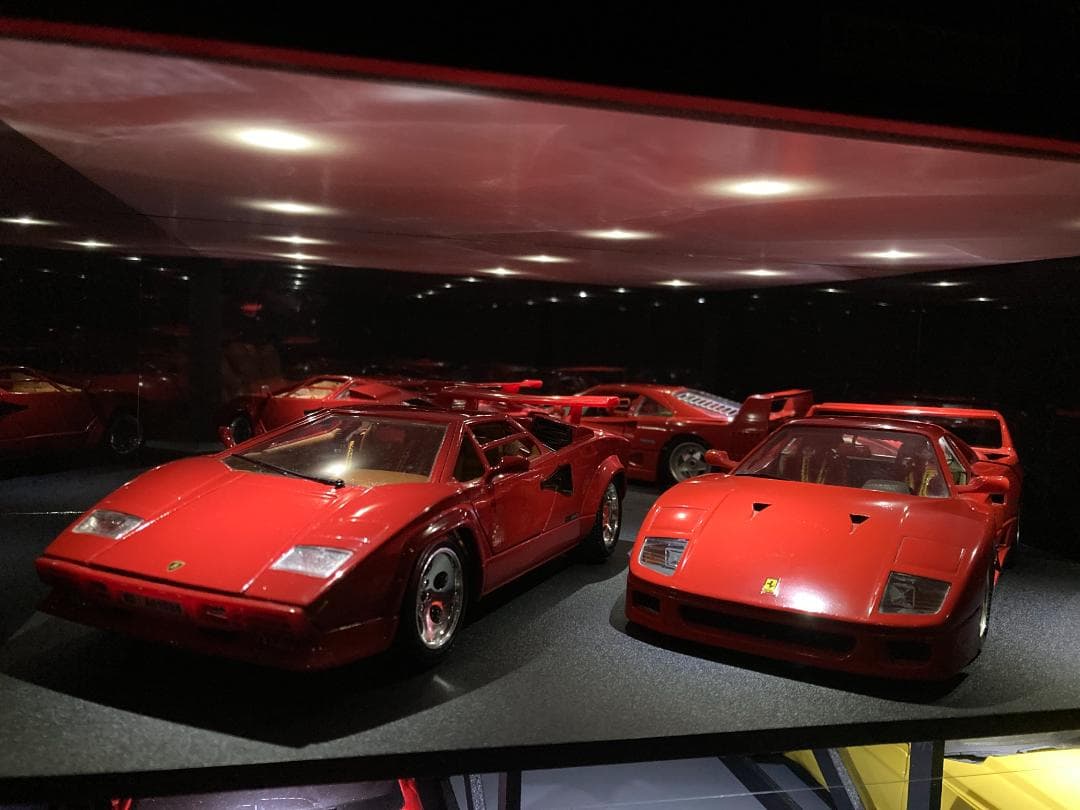 ミニカー専用ジオラマ：1/18 ショールーム＆ガレージⅢ／最大展示台数6台！