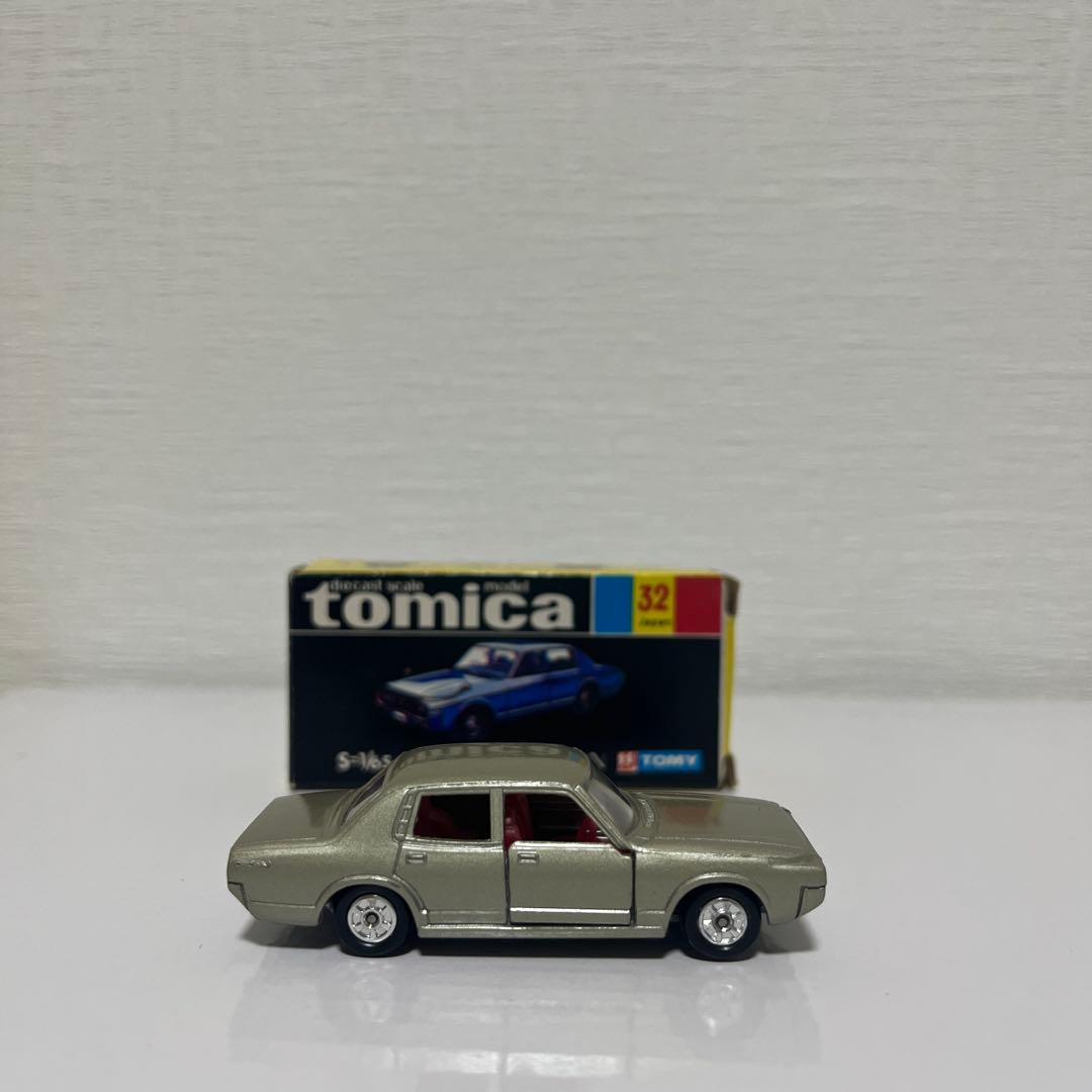 黒箱トミカ32 トヨタ ニュークラウン　シルバー