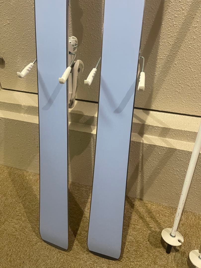 ワンシーズンのみ使用　子供　スキー板　140cm 女　小学生　ストック付き