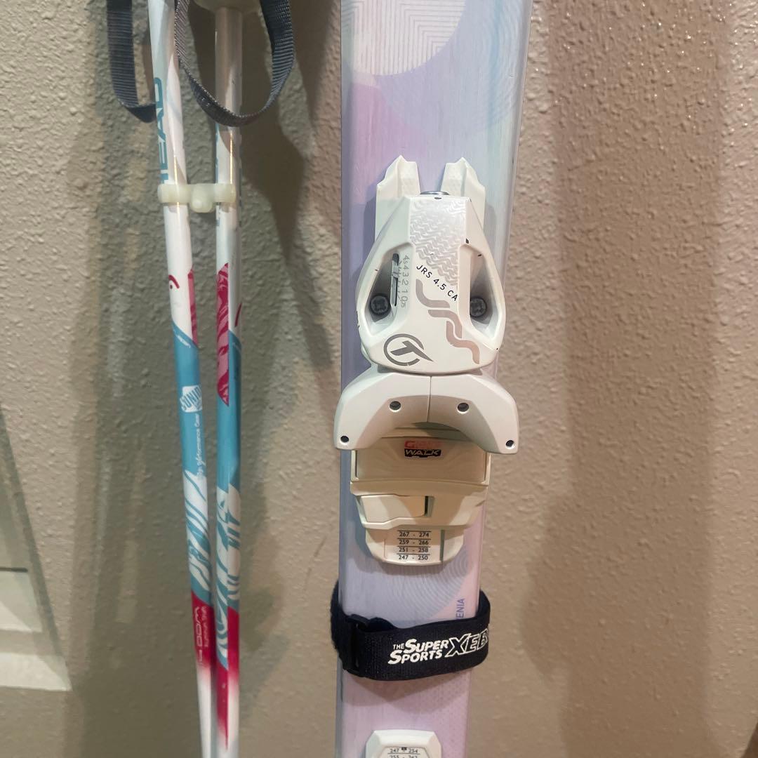 ワンシーズンのみ使用　子供　スキー板　140cm 女　小学生　ストック付き