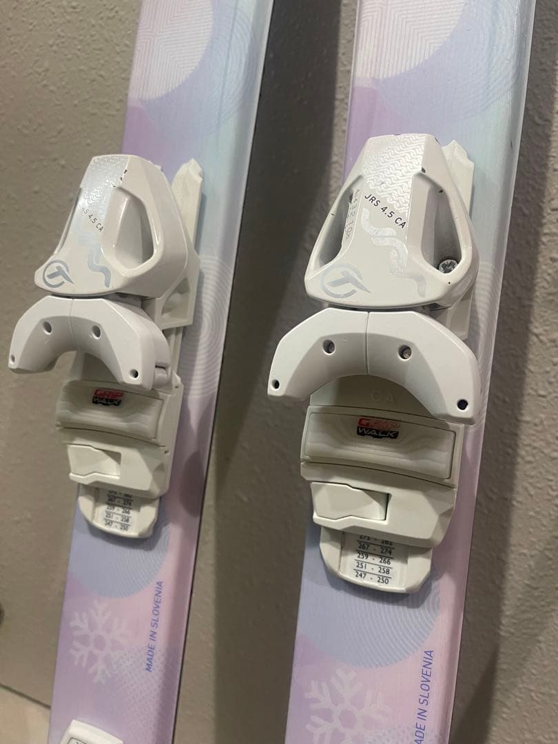 ワンシーズンのみ使用　子供　スキー板　140cm 女　小学生　ストック付き