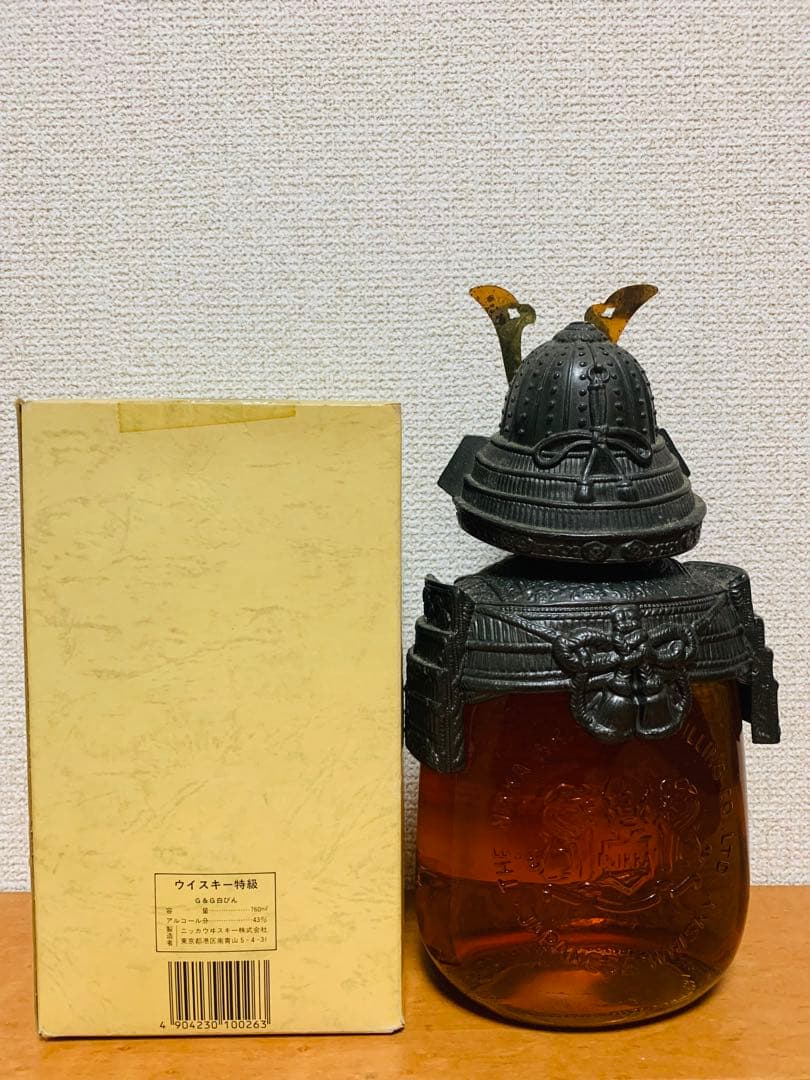 鉄の鎧を着たニッカウイスキーのボトル THE NIKKA WHISKY G&G