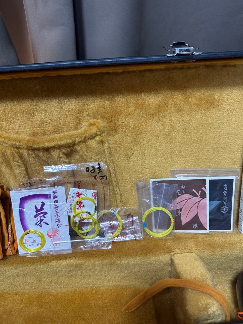 今週限定値下げ民謡三味線(紅木、片面皮破れあり)付属品セット