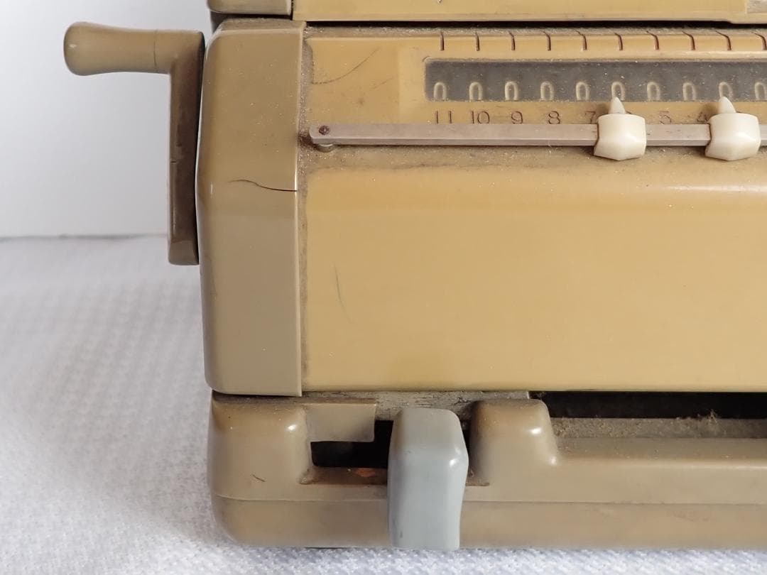 昭和レトロな手回し計算機 インテリアとしておすすめです。送料込・匿名発送