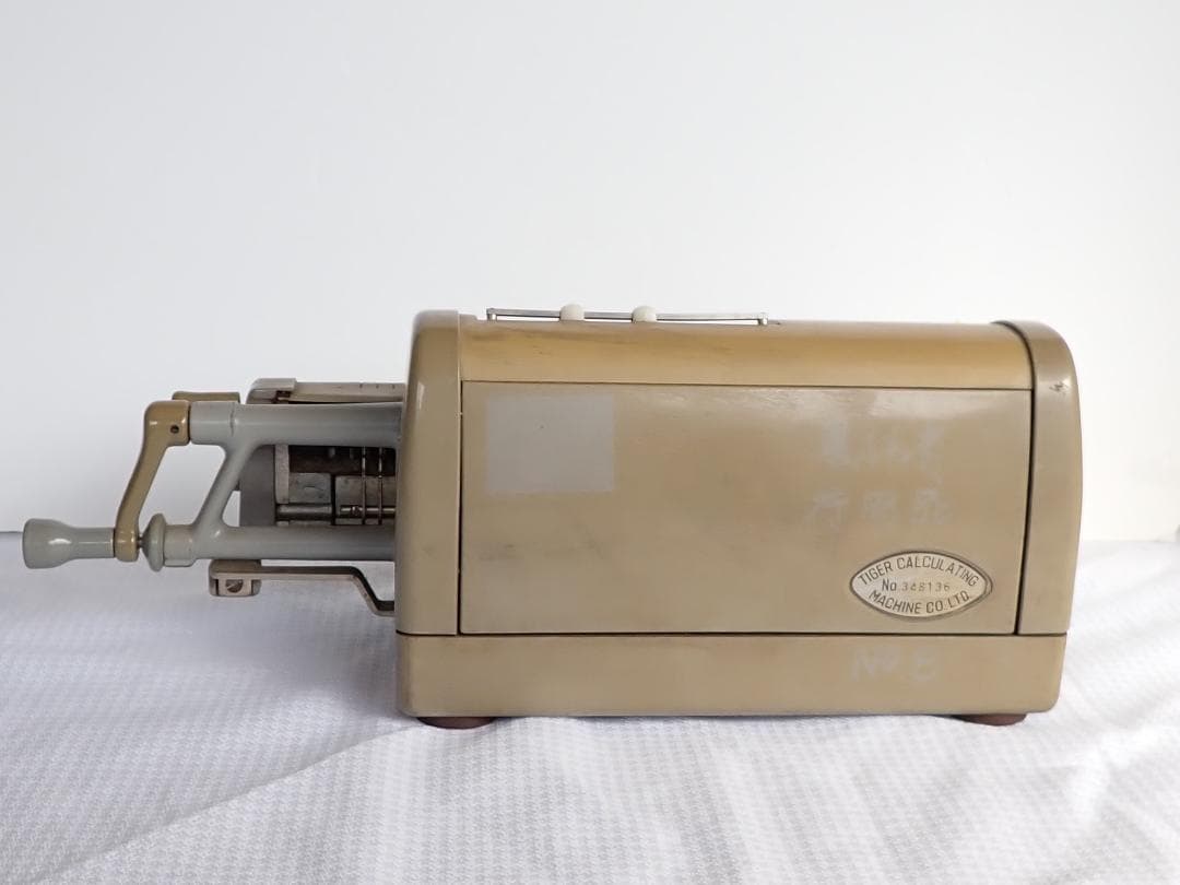 昭和レトロな手回し計算機 インテリアとしておすすめです。送料込・匿名発送