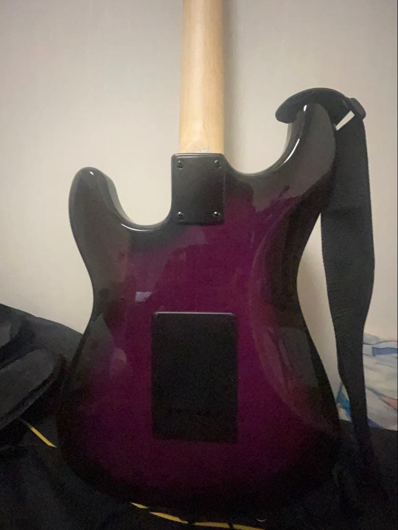 パープル ストラトキャスタータイプ エレキギター