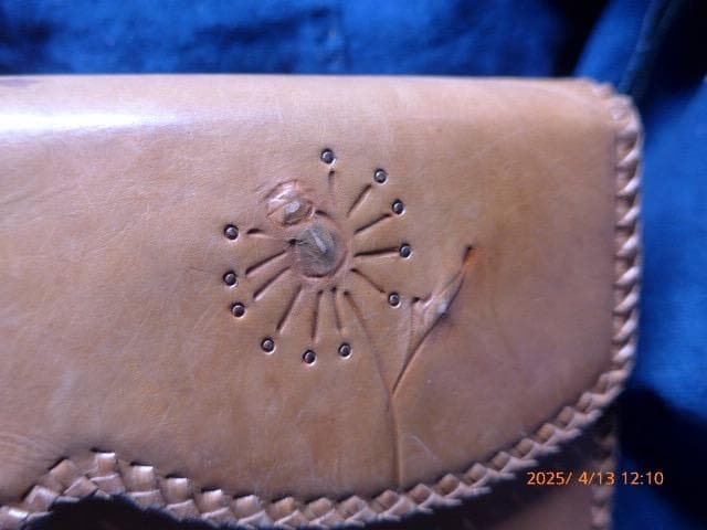 貴重、文化勲章受章の皮革工芸家　大久保婦久子の和服用のバッグ　個展に出品したもの