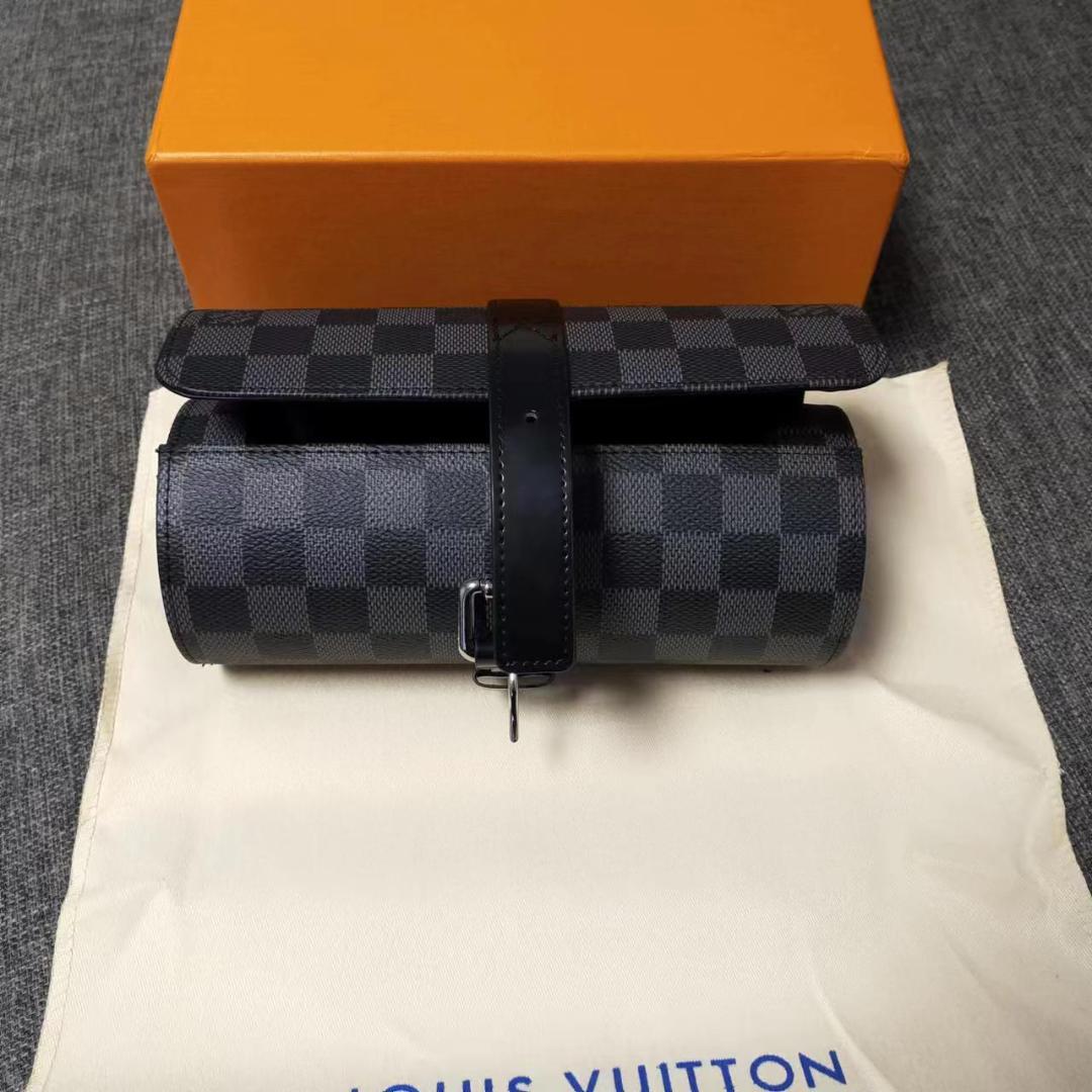 Louis Vuittonルイ・ヴィトン ダミエ　グラフィット エテュイモントル