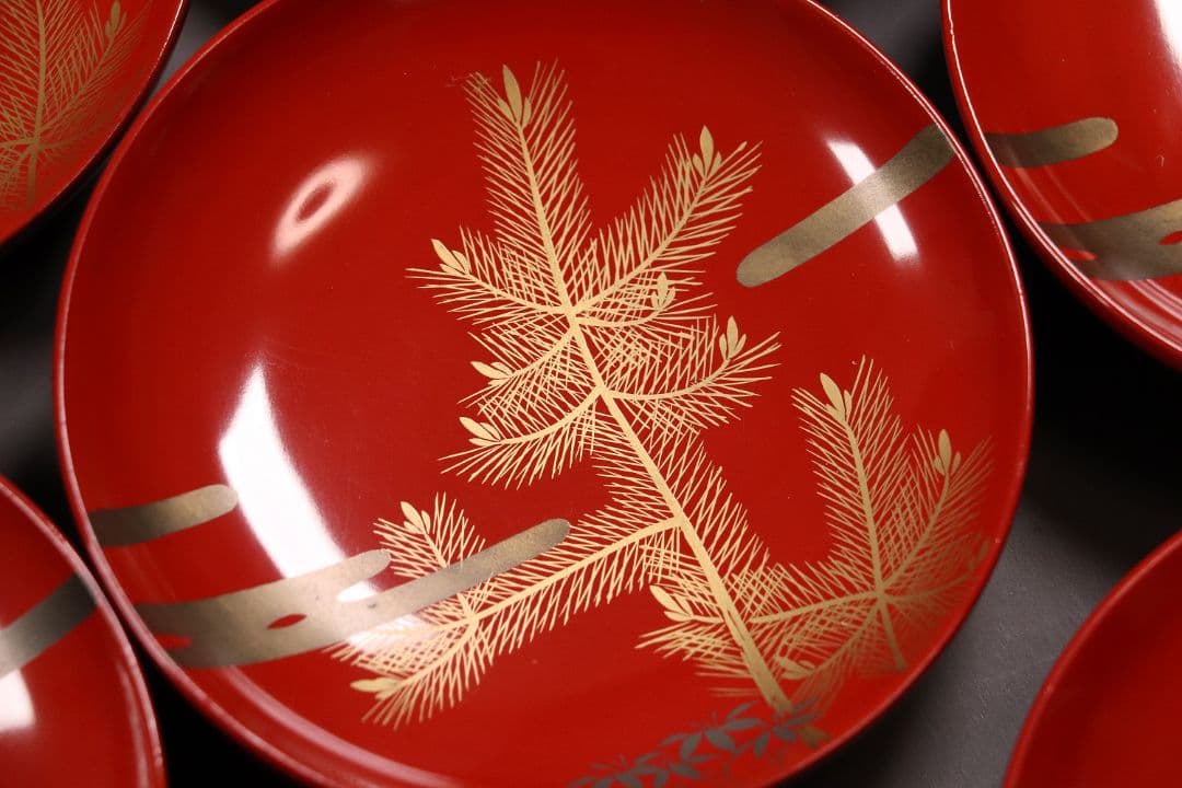 時代木製漆器 松に霞図 朱塗引き盃 二十九客 金蒔絵 小皿 木皿 MA350