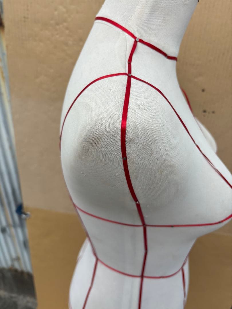 ボディーライン入り　トルソー　マネキン　洋装ソーイング木製スタンド女性用