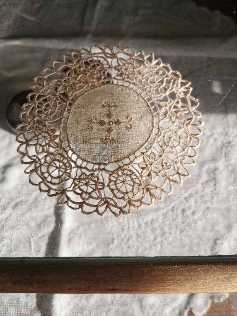 アンティーク イタリア レティシアレース刺繍 花のニードルワーク リネンドイリー