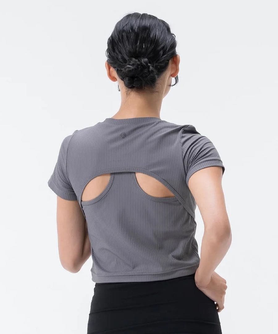 SUKALA カップ付きバックベントTee チャコール　Mサイズ