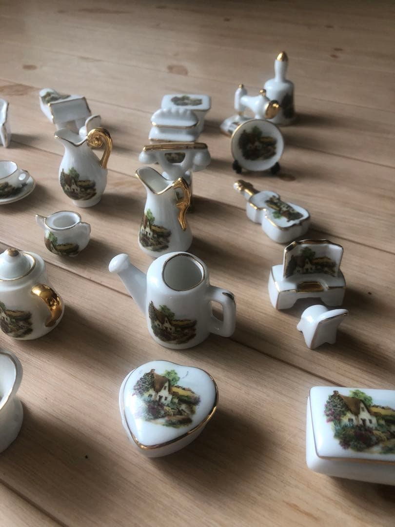 ミニチュアコレクション木製ケース付き、陶器セット　壁掛け、置き