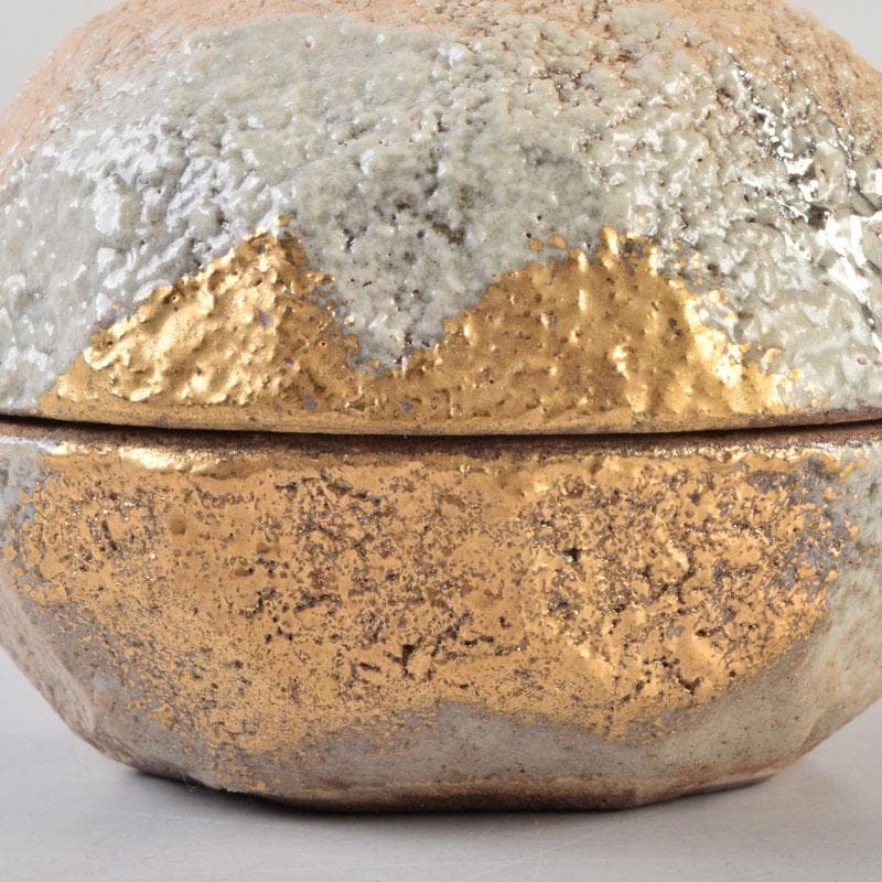 茶道具　小川勲作　金彩　残雪　香合　共箱　V　8775