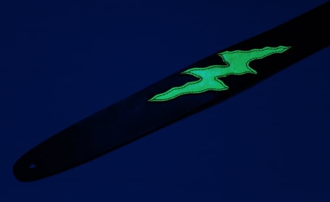 ヌメ革製　　ハンドメイド　　ギター・ベース用ストラップ　　イナズマ　　蓄光