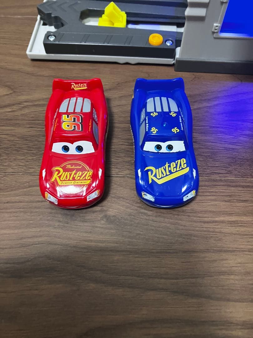 【大幅値下げセール中】カーズ　ガレージ　クイックチェンジ　プレイセット　M