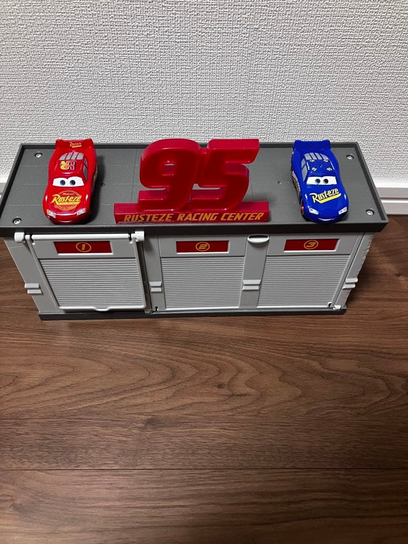 【大幅値下げセール中】カーズ　ガレージ　クイックチェンジ　プレイセット　M
