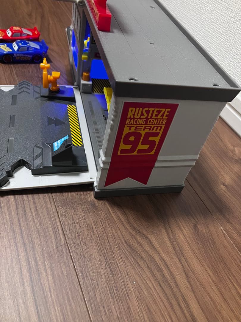 【大幅値下げセール中】カーズ　ガレージ　クイックチェンジ　プレイセット　M