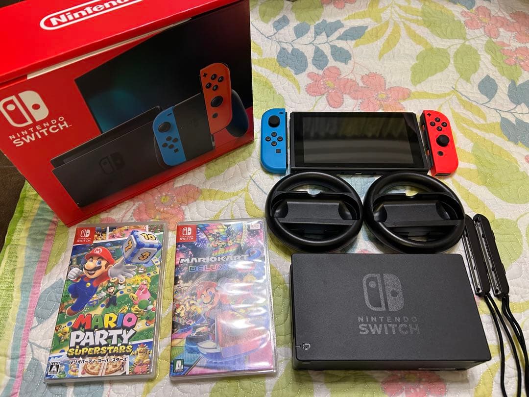 【値下げ】　Nintendo Switch + マリオソフト2本＋ハンドル2個付