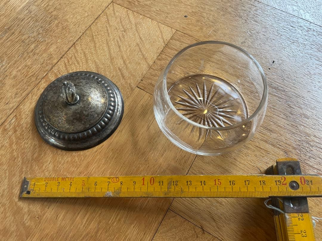 フランス蚤の市の繊細なガラス小物入れ(ボンボニエール)