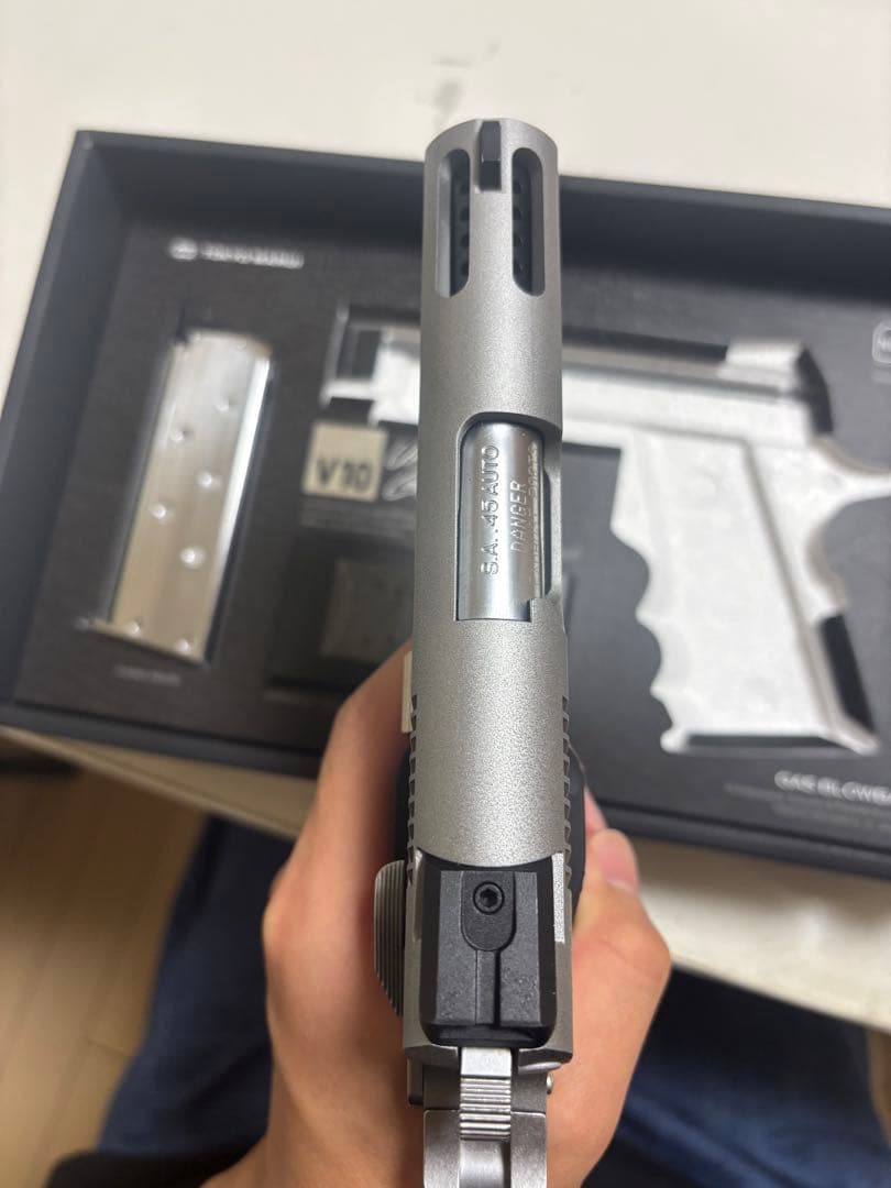 東京マルイ V10 ULTRA COMPACT ガスブローバック　シルバーモデル
