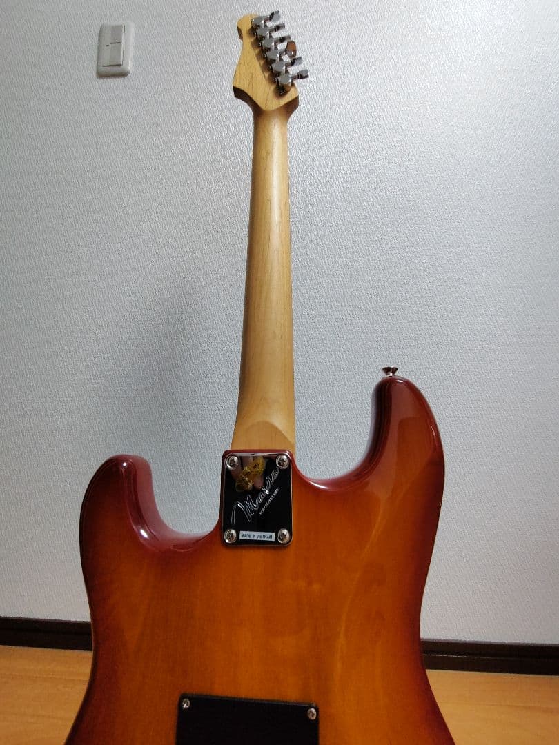 Mavis MST-200VVS エレキギター