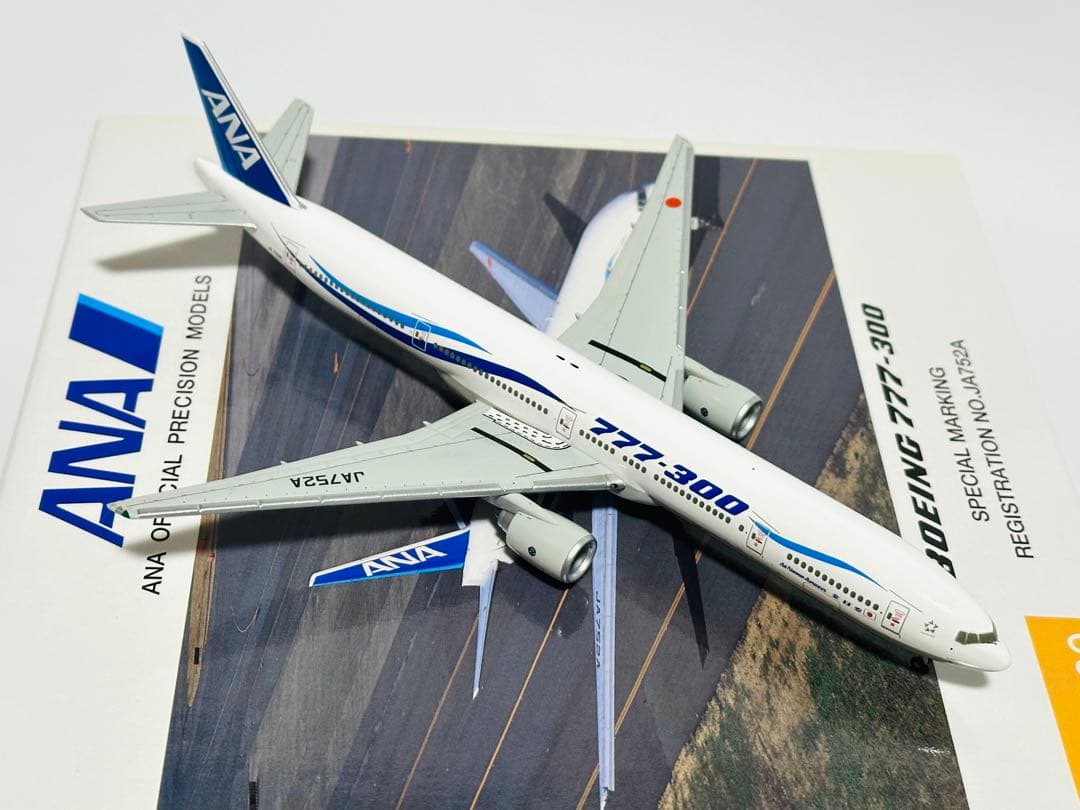 全日空商事 1/400 ANA 777-300 特別塗装 NH40012