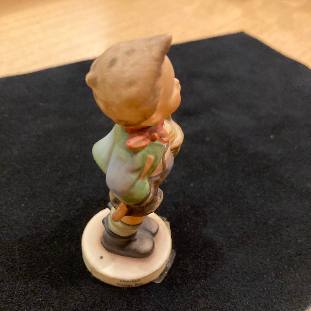 陶器製少年フィギュア バスケット付き　Goebel