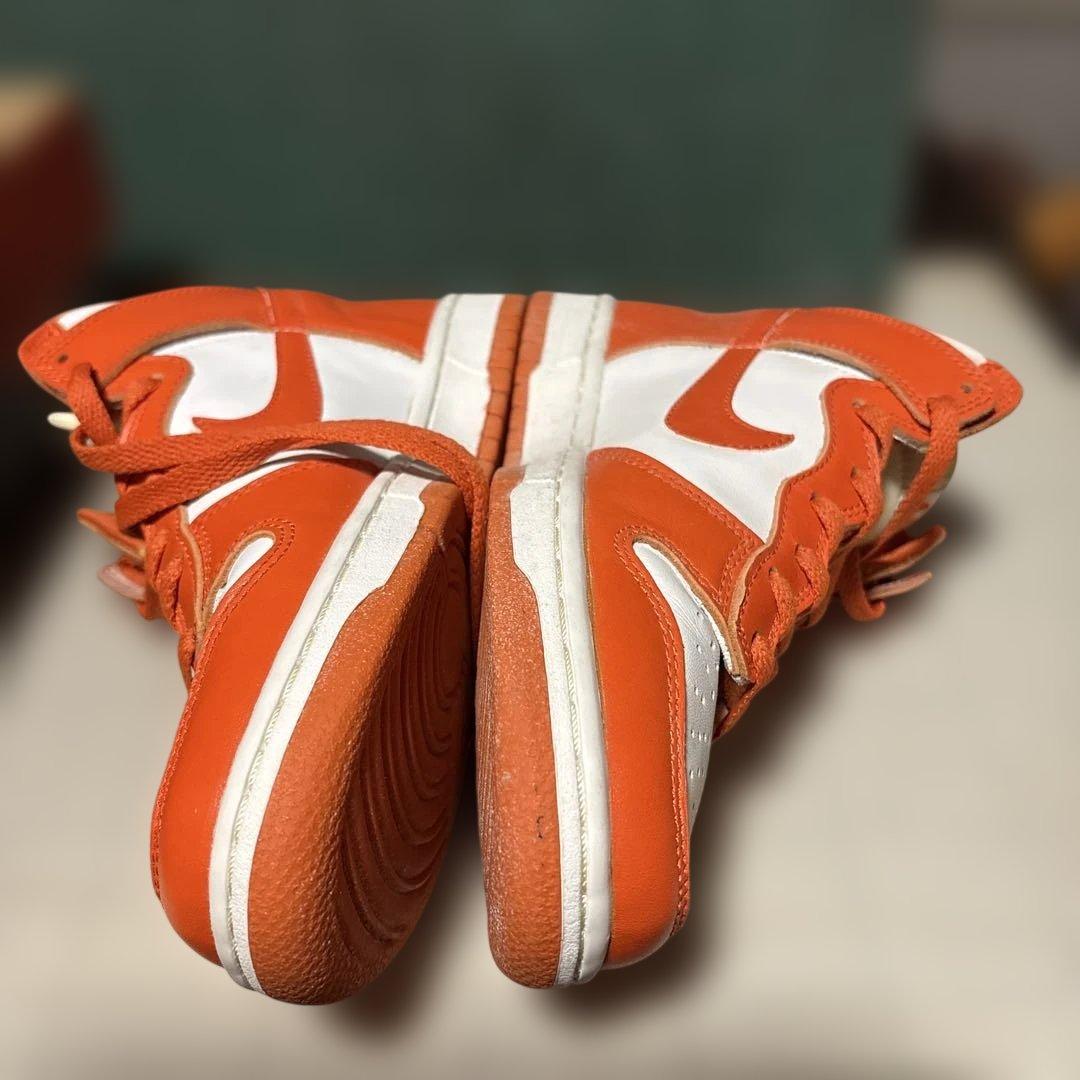 ナイキ ダンク ハイ LE ホワイトとオレンジブレイズのカラー