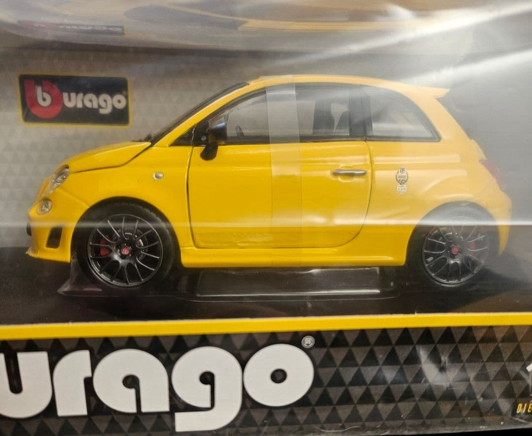 【超激レア　未開封】ブラーゴ　1/24 アバルト 500 トリブート　フェラーリ