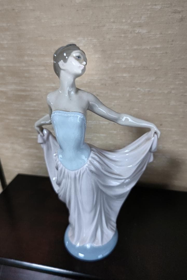 リヤドロ　踊る少女