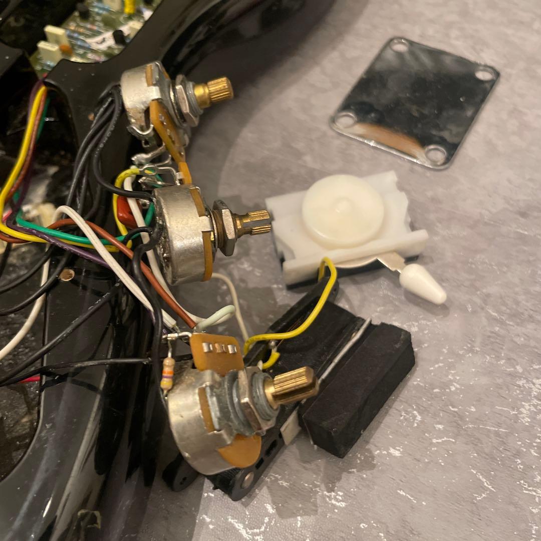 フェンダー　アクティブ　ボディ　電池駆動　配線済み