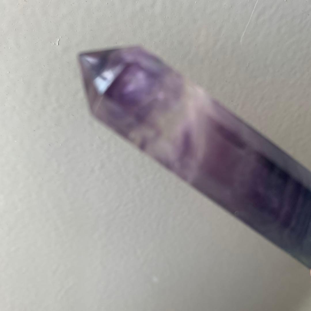 レインボーフローライトポイントタワー約8.6㎝　六角柱　天然石置物