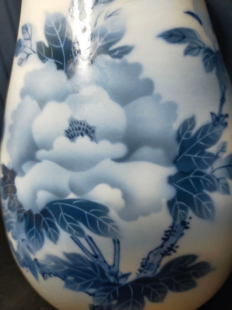 鍋島焼　染付牡丹図柄花瓶　櫛高台