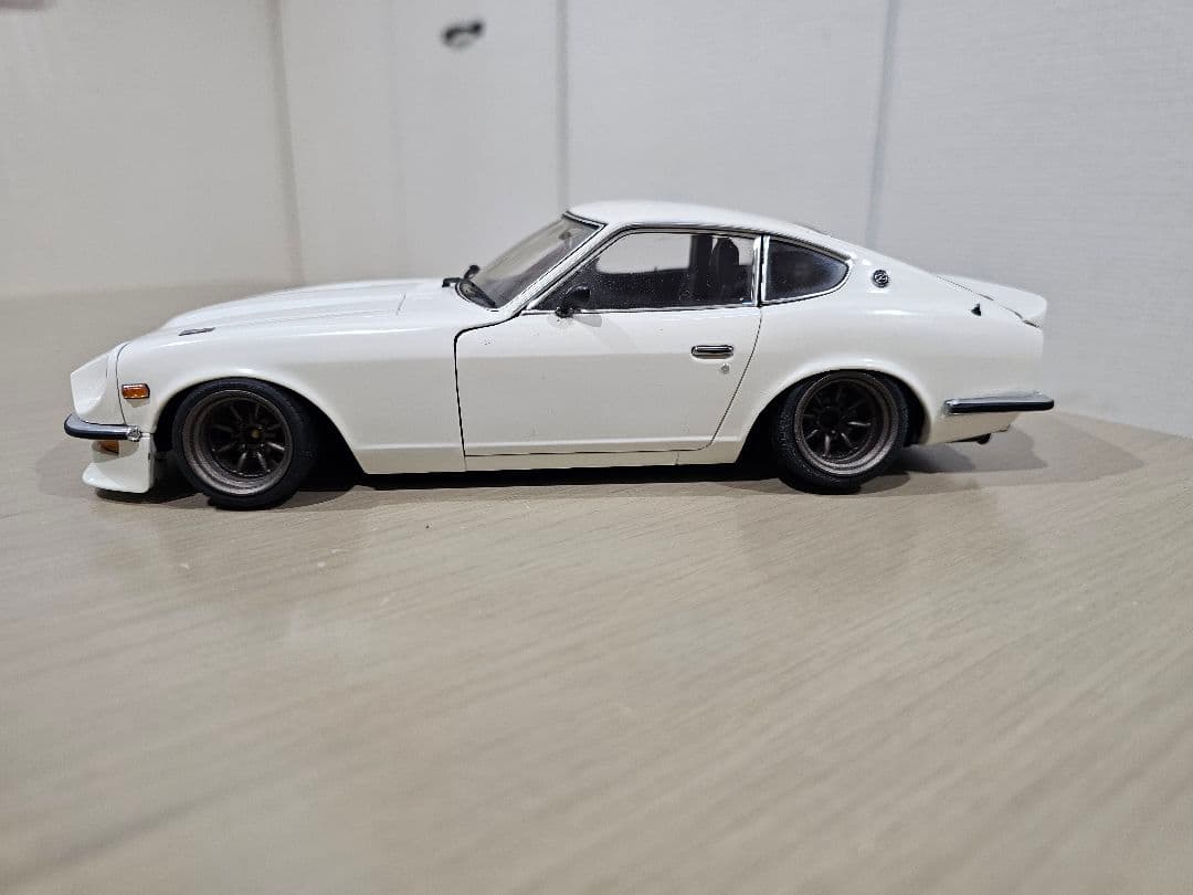 京商　1/18　日産　フェアレディZ　(S30)　Street・Sports