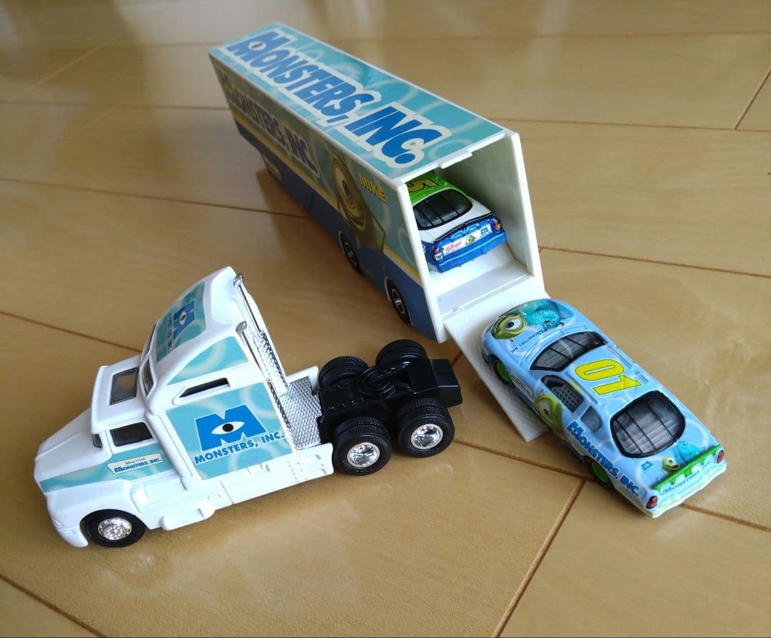 お値下げ中！ RACING CHAMPIONS モンスターズ・インク　ミニカー