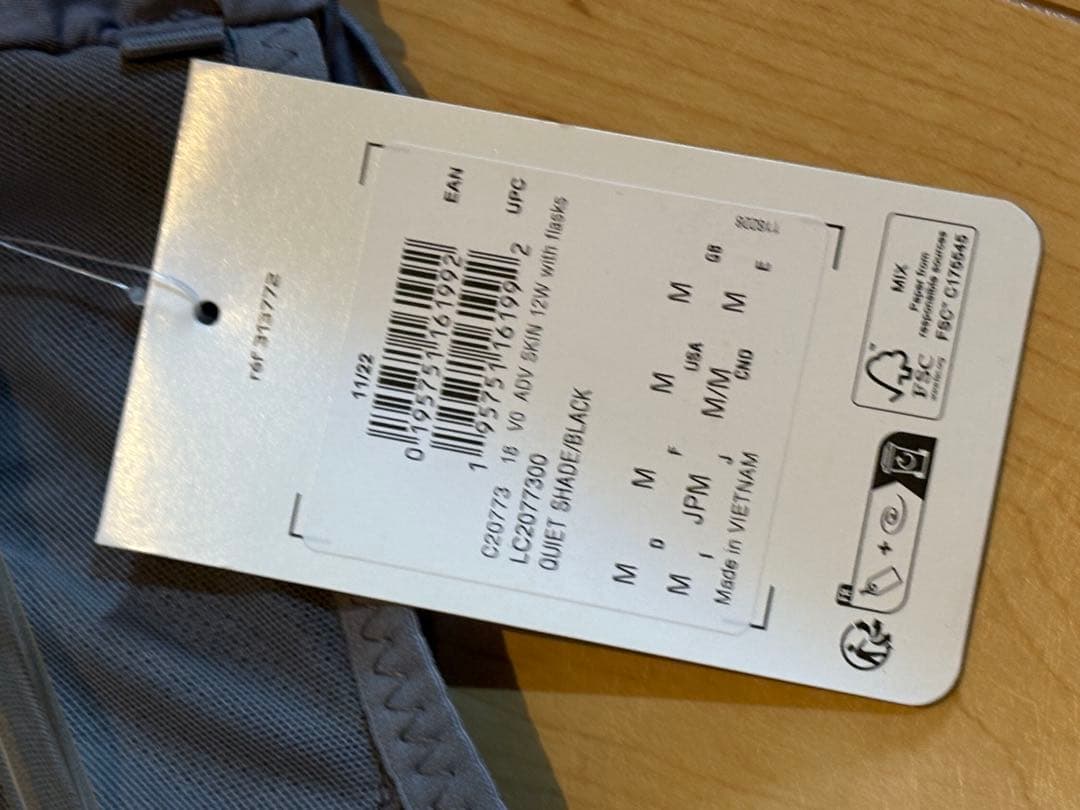 未使用新品SALOMON ADV SKIN 12W ラン、トレラン、レディース