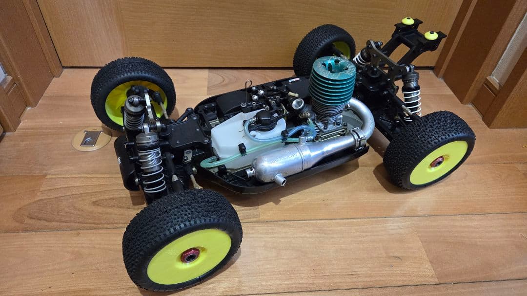 ラジコン エンジンカー ホットボディーズ D8 未走行シャーシ