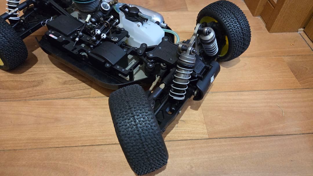 ラジコン エンジンカー ホットボディーズ D8 未走行シャーシ