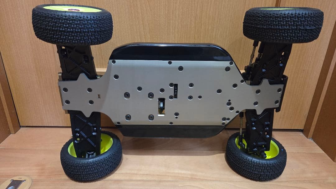 ラジコン エンジンカー ホットボディーズ D8 未走行シャーシ