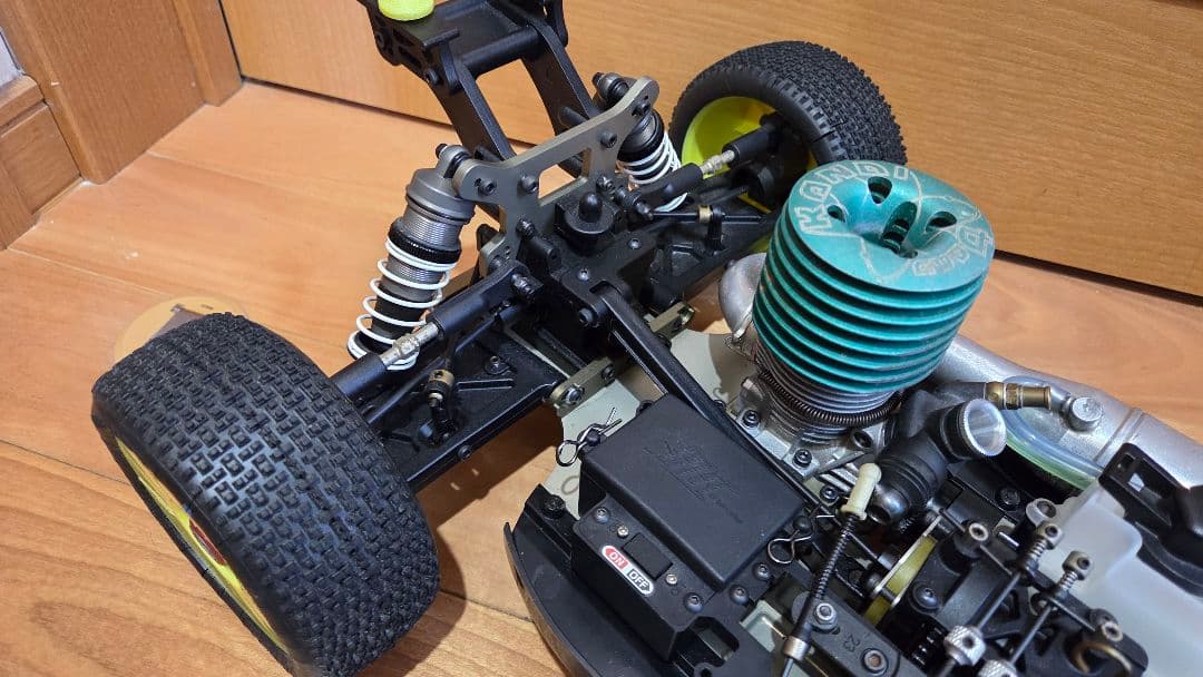 ラジコン エンジンカー ホットボディーズ D8 未走行シャーシ