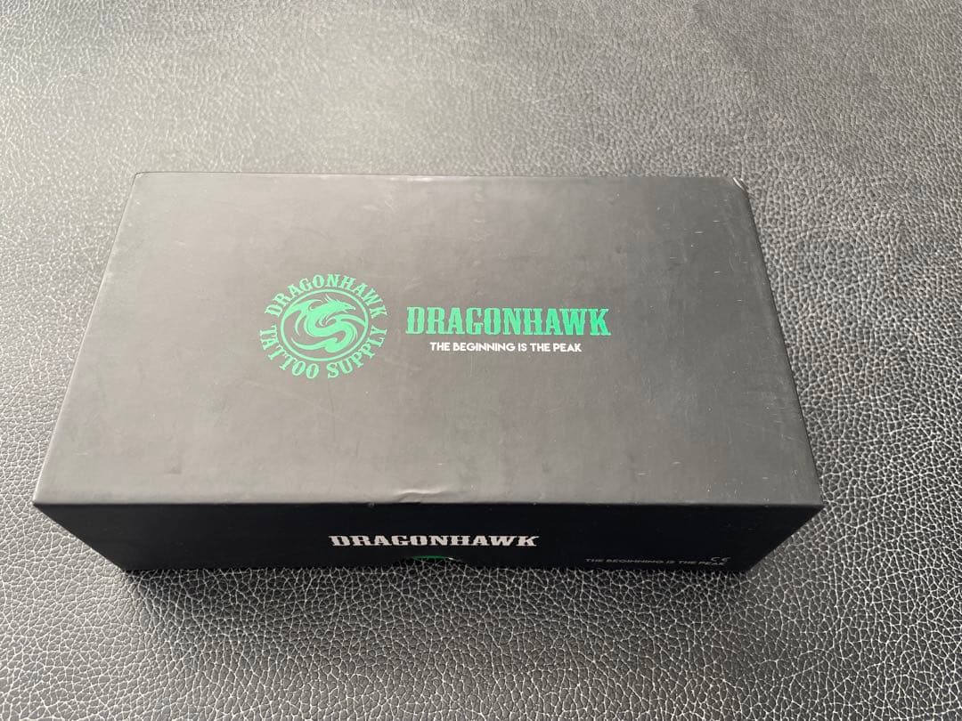 Dragonhawkタトゥーマシン。充電コード、専用ボックス付き。