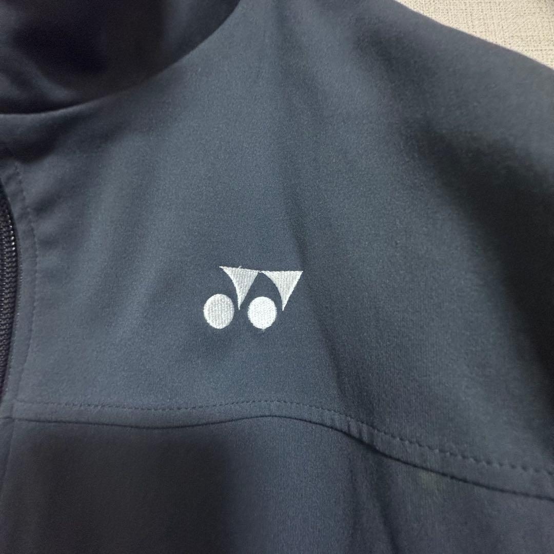 ヨネックス　バドミントンウォームアップウェア　グレー　Mユニ　フィット　腕ロゴ