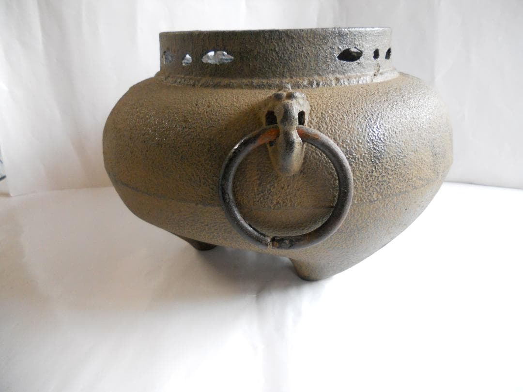 風炉 朝鮮風炉 昭和レトロ ヴィンテージ 茶道具 です。