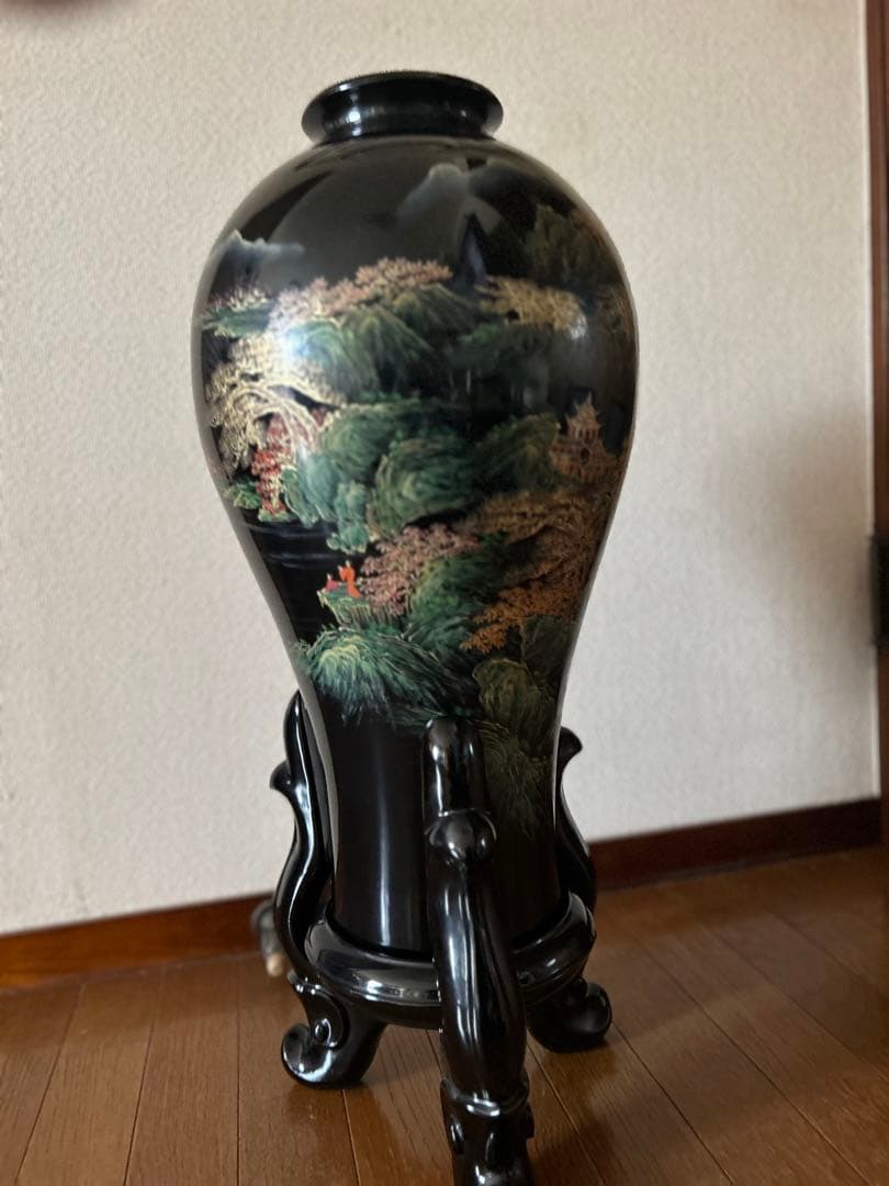 中国美術　飾り壺　黒色漆器 壺 山と草木の風景　漆塗り