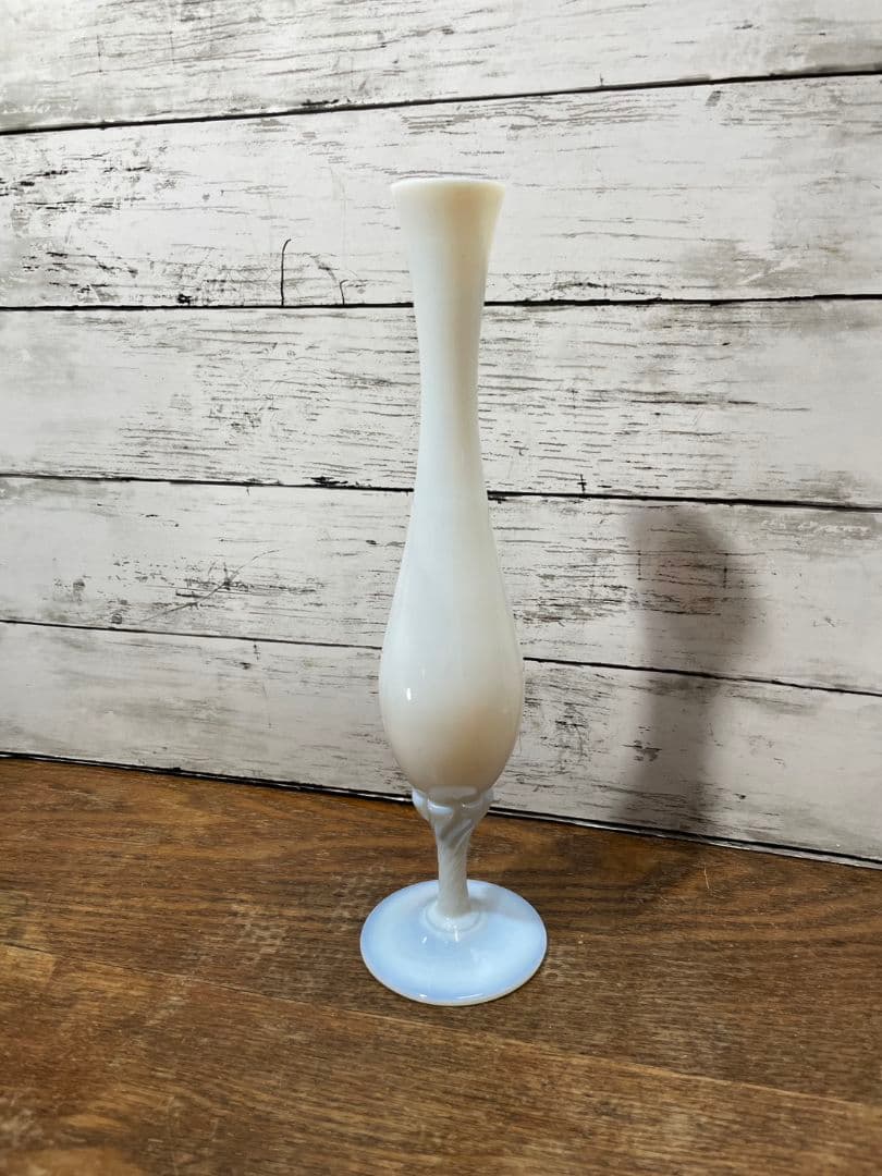 フランスアンティーク オパリンガラスの一輪挿し 花瓶 グラス ツイストステム