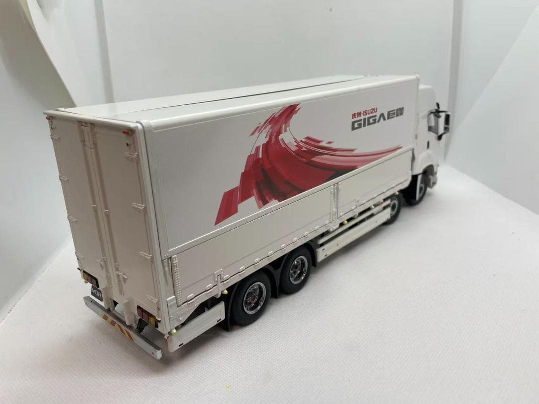 11R-010 いすゞ 1/32 ギガ ISUZU GIGA ホワイト