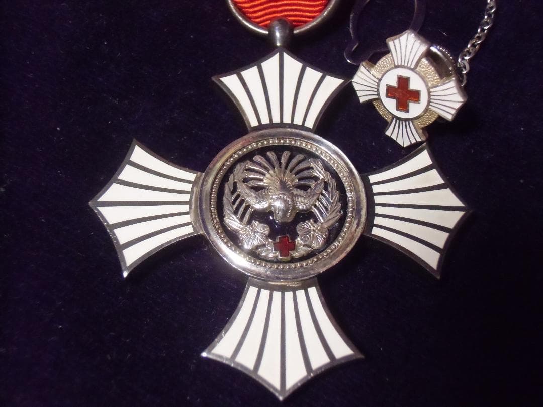 S*ね様 ●日本の勲章/徽章＊ 日本赤十字社＊銀色有功章＊男性用＋タイタック（実