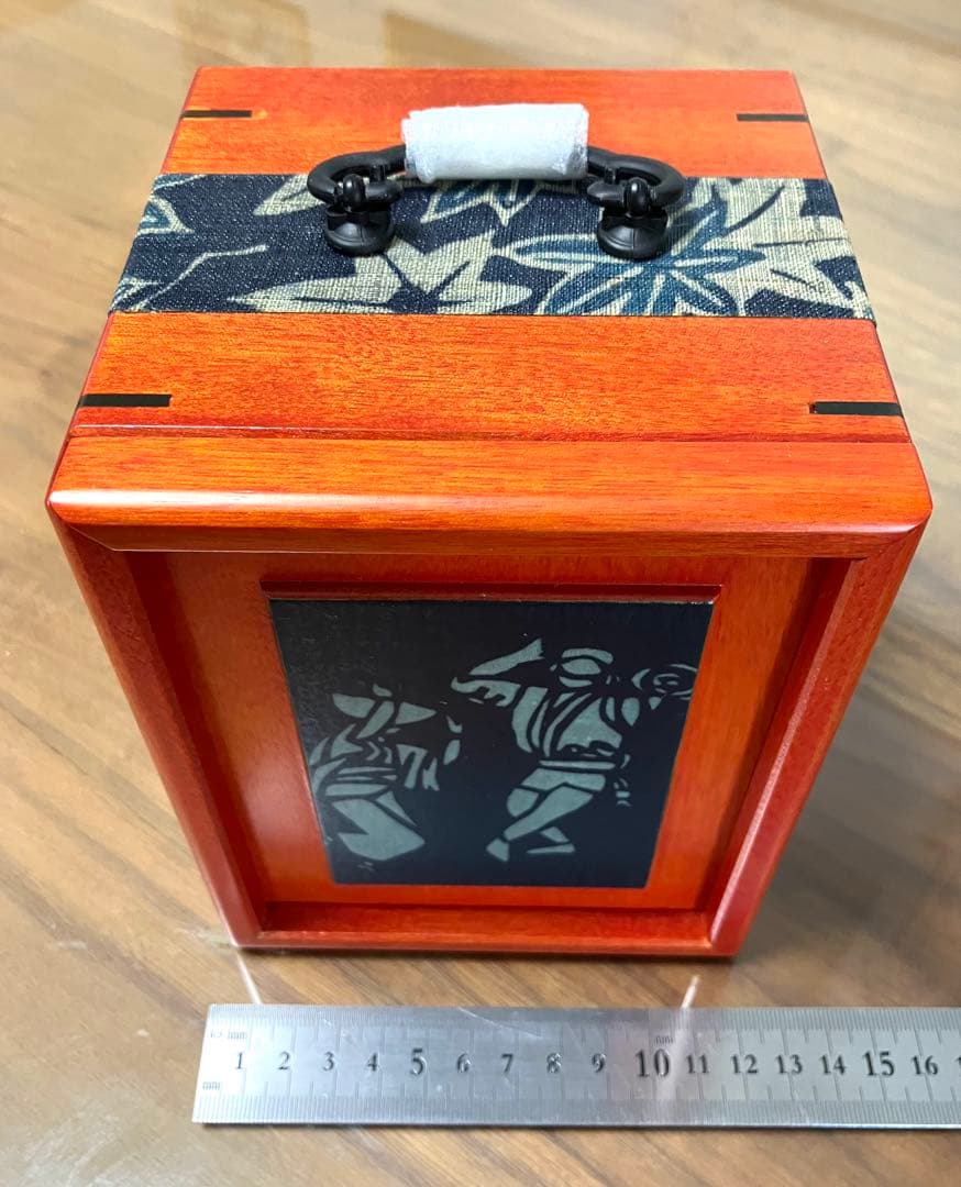 ①遊山箱（阿波踊りデザイン）